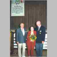 592-1235 Hauptkreistreffen 2002 Bad Nenndorf. Ruth Geede mit dem Kreisvertreter u.dem Hauptorganisator Otto Daniel (Foto I. Rudat).jpg